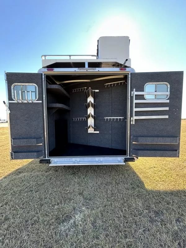 4 horse trailer with living quarters