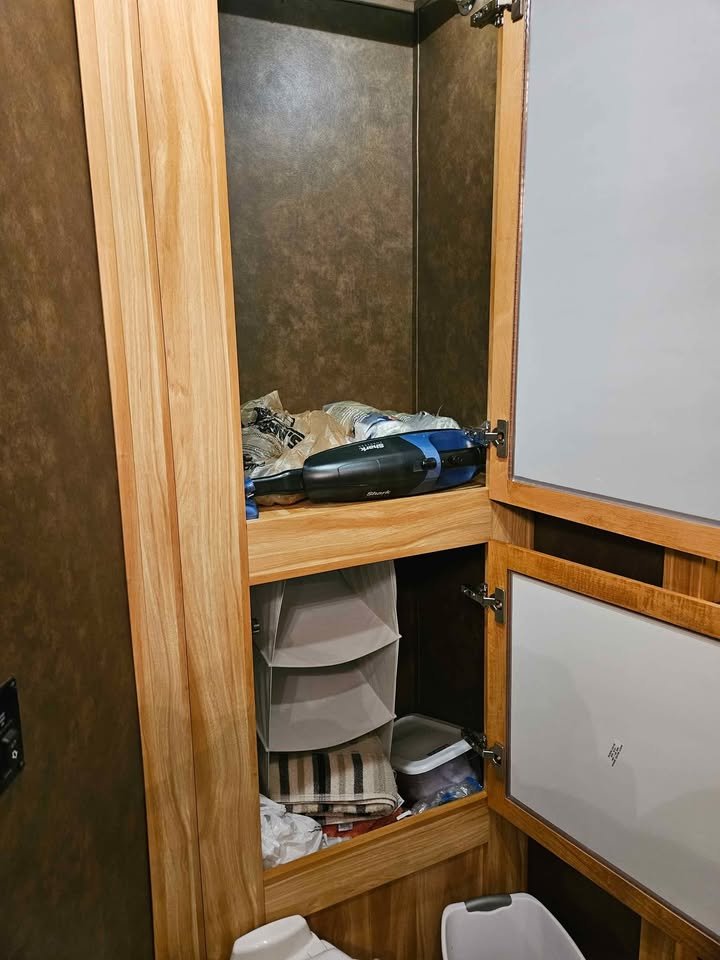 2022 Exiss Endeavor 8414, 4horse with Living Quarters Horse Trailer - Image 7