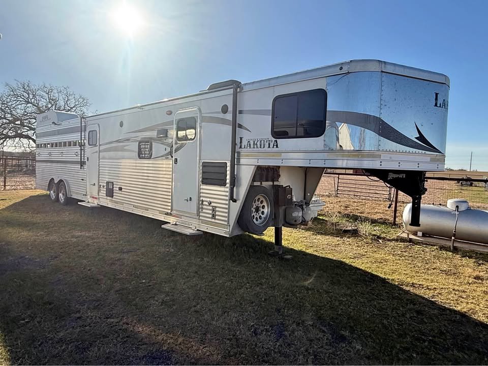 Used lakota charger 3 horse trailer