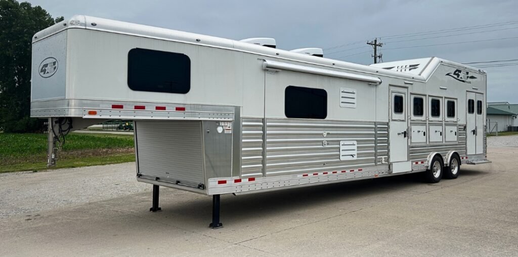 used 4 star 3 horse trailer with living quarters