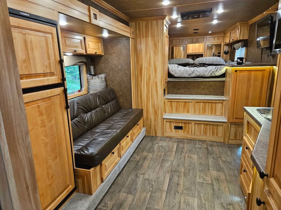 2022 Exiss Endeavor 8414, 4horse with Living Quarters Horse Trailer - Image 4