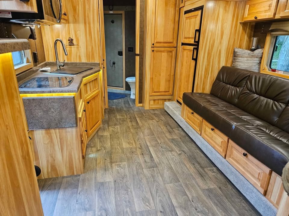 2022 Exiss Endeavor 8414, 4horse with Living Quarters Horse Trailer - Image 6