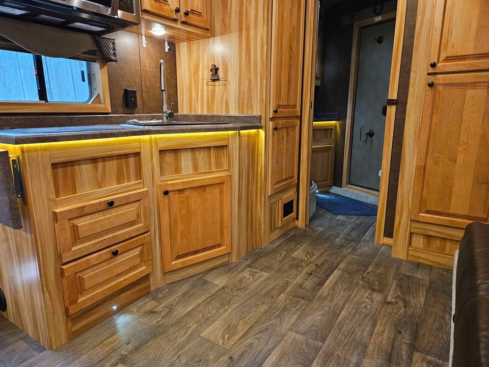 2022 Exiss Endeavor 8414, 4horse with Living Quarters Horse Trailer - Image 8