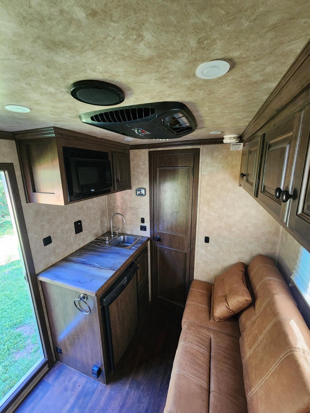 2021 Sundowner Santa Fe Horse Trailer, 4H and Living Quarters Horse Trailer - Image 4