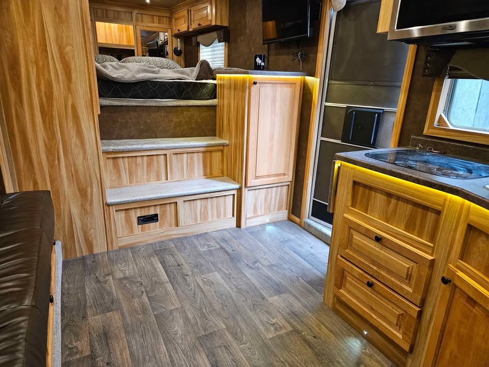 2022 Exiss Endeavor 8414, 4horse with Living Quarters Horse Trailer - Image 12