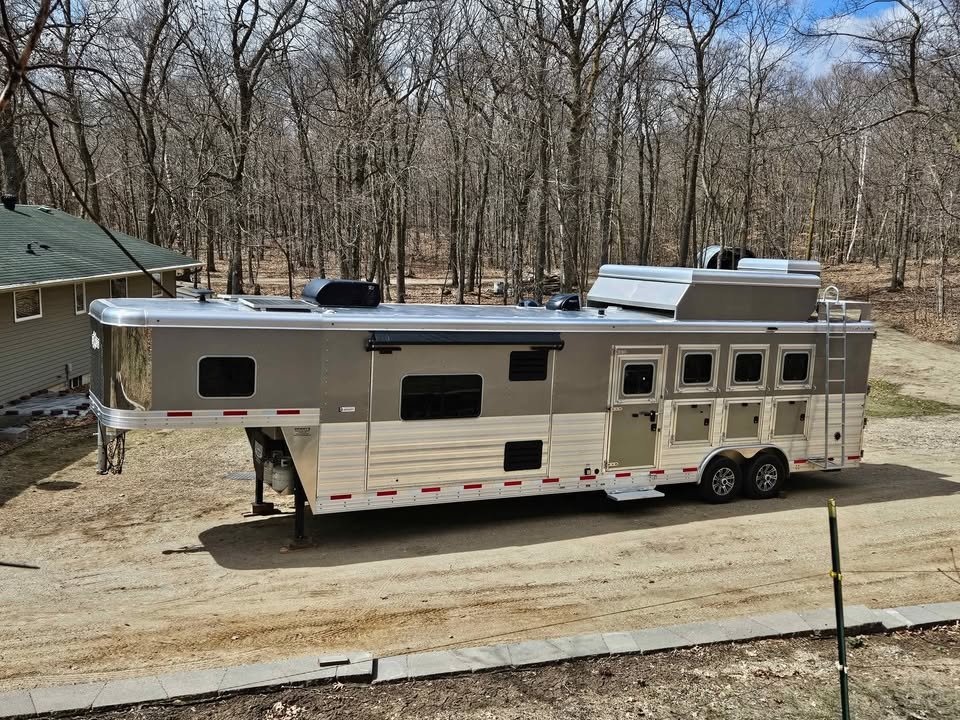 2022 Exiss Endeavor 8414, 4horse with Living Quarters Horse Trailer - Image 14