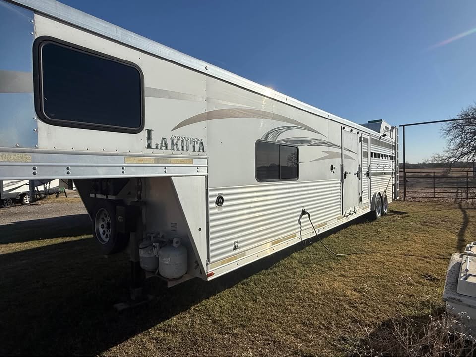 2017 Lakota Charger Edition Horse Trailer - Image 3