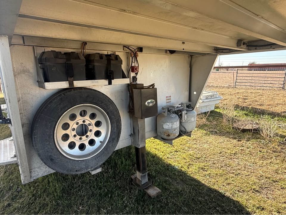 2017 Lakota Charger Edition Horse Trailer - Image 4