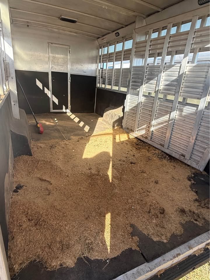 2017 Lakota Charger Edition Horse Trailer - Image 5