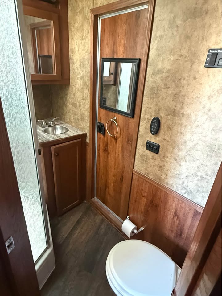 2017 Lakota Charger Edition Horse Trailer - Image 8