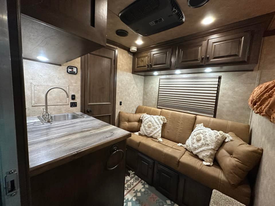 2021 Sundowner Santa Fe Horse Trailer, 4H and Living Quarters Horse Trailer - Image 14