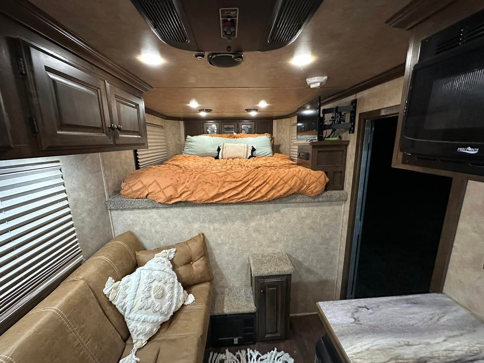 2021 Sundowner Santa Fe Horse Trailer, 4H and Living Quarters Horse Trailer - Image 15