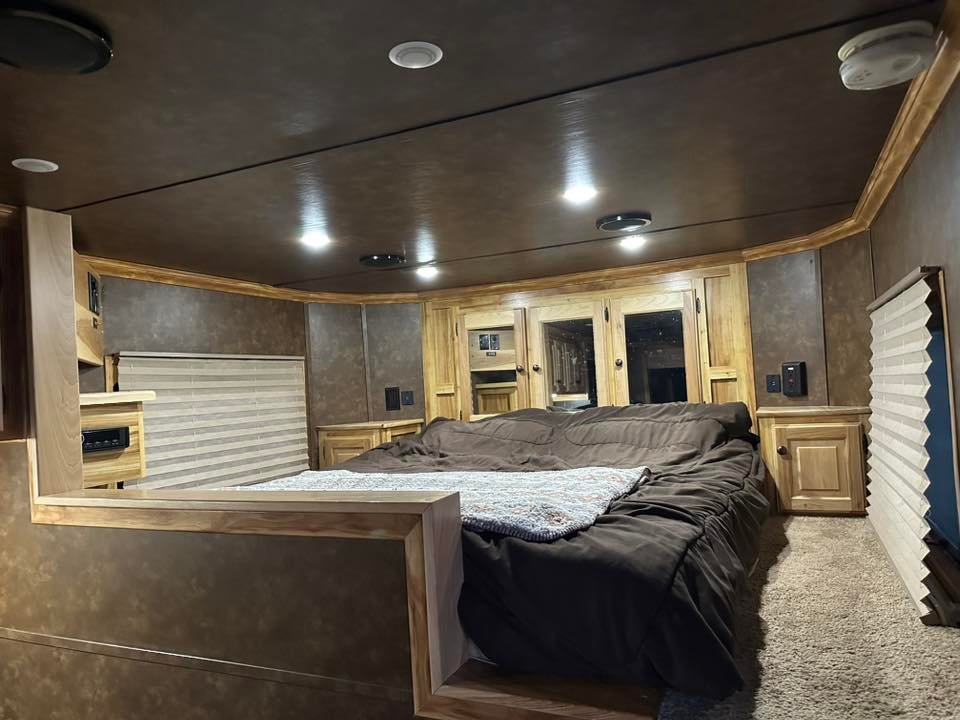 2019 used sundowner horse trailer for sale