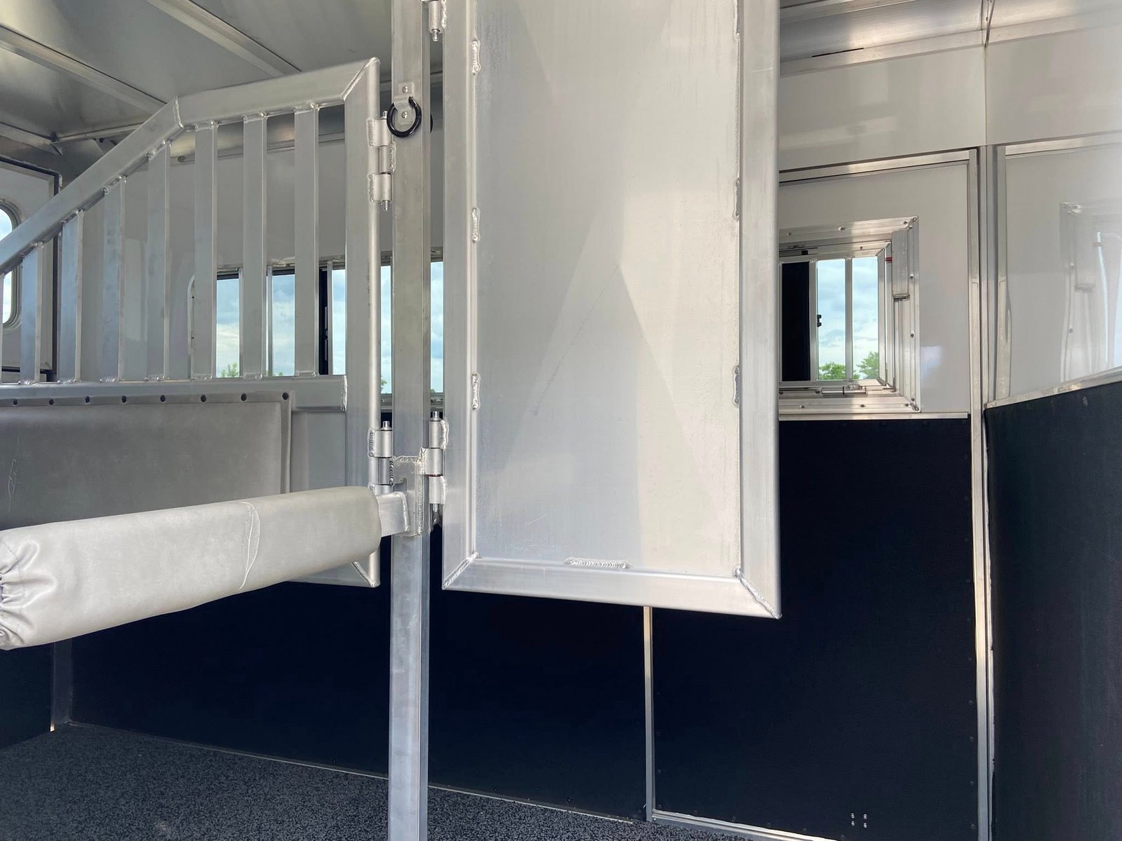 2025 Featherlite 9407 2-Horse Straight Load Aluminum Bumper Pull Horse Trailer - Image 11