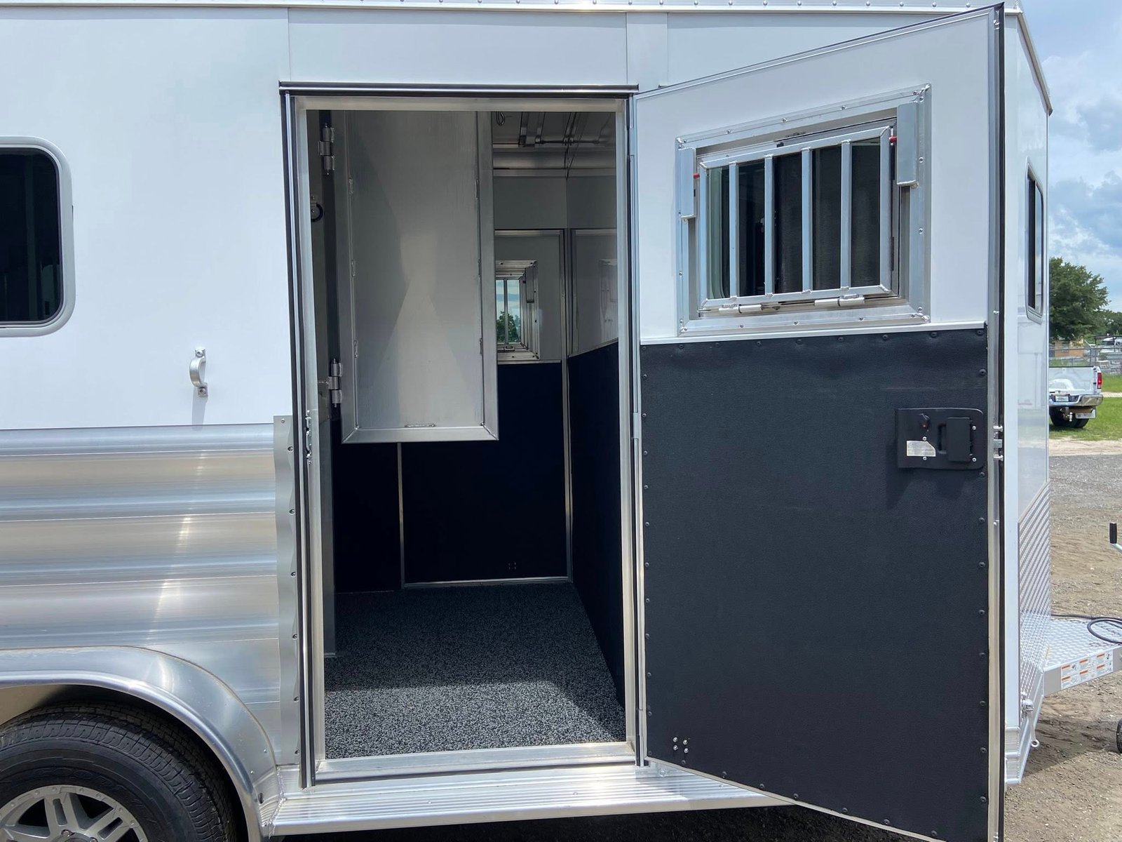 2025 Featherlite 9407 2-Horse Straight Load Aluminum Bumper Pull Horse Trailer - Image 10