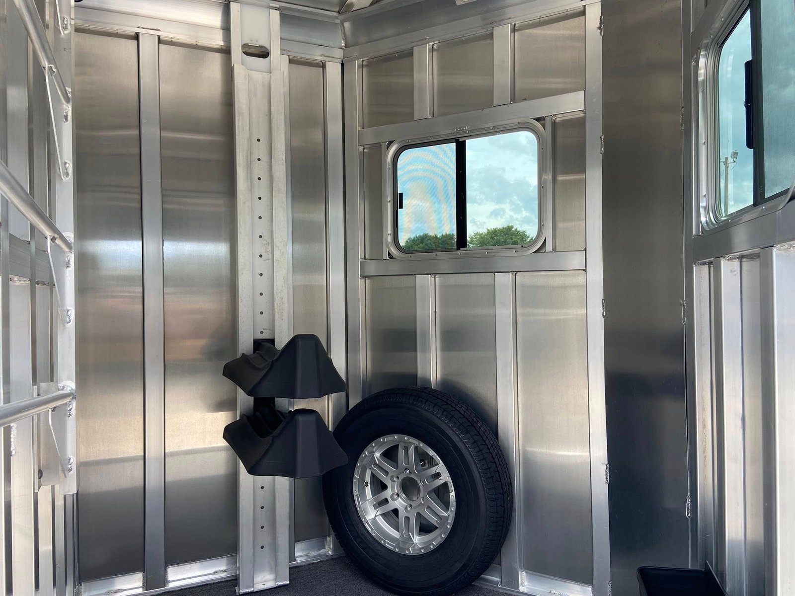 2025 Featherlite 9407 2-Horse Straight Load Aluminum Bumper Pull Horse Trailer - Image 9