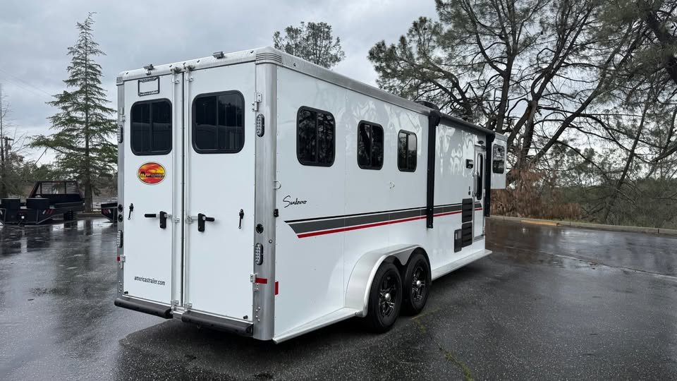 Best horse trailer with living quarters for weekend shows