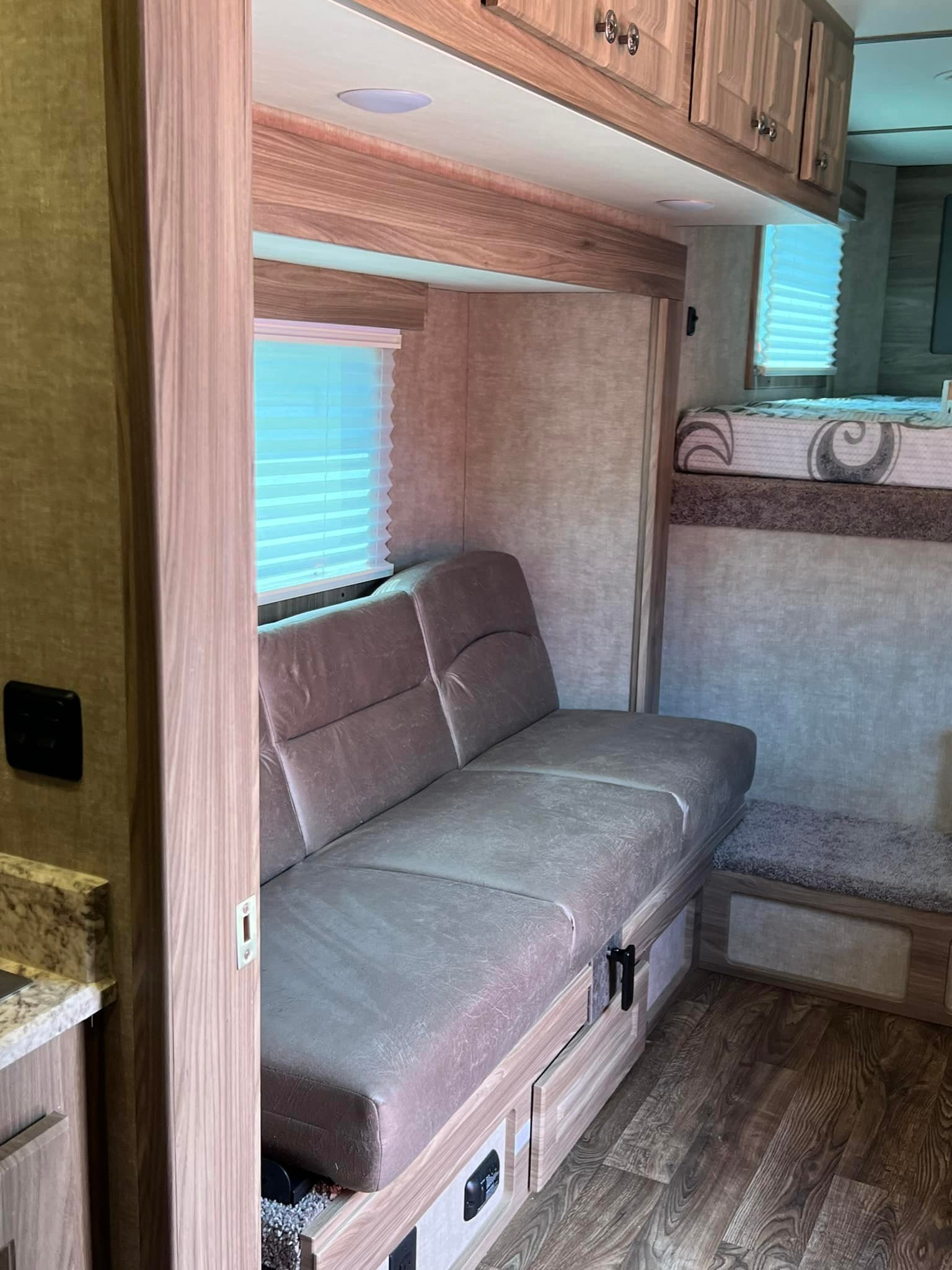 2024 Shadow Pro Series Horse Trailers, 4H QL - Image 2