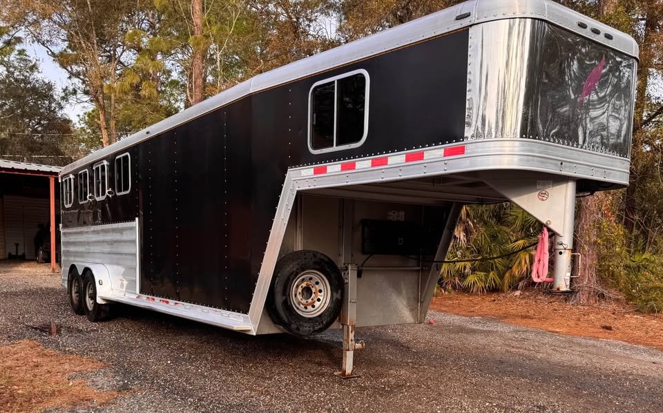 The folding rear tack room features an adjustable saddle rack and multiple bridle hooks