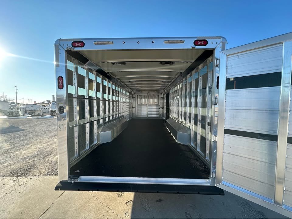 The Cimarron interlocking aluminum floor provides superior strength and durability for heavy livestock loads