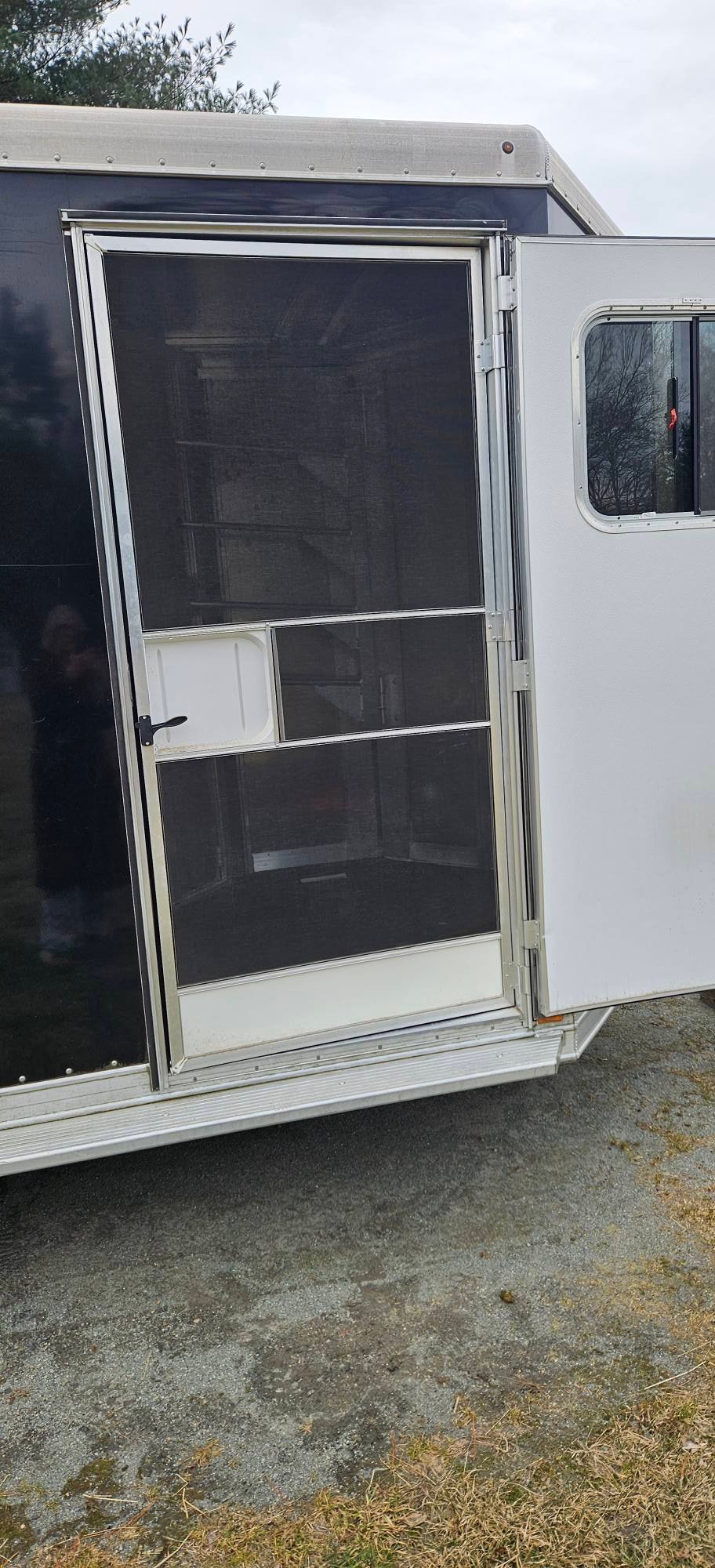 Close up of the Featherlite Light Flo drop-down feed doors for maximum horse area ventilation