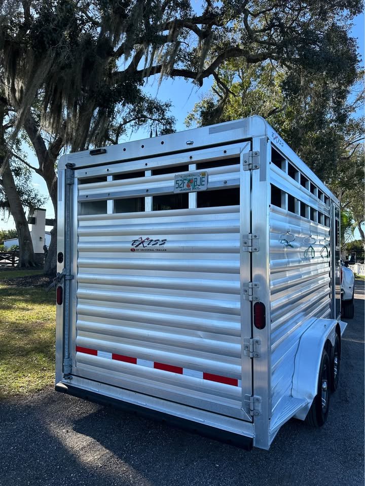 Rear view of the Exiss 3-horse slant load with double rear doors and LED load lights