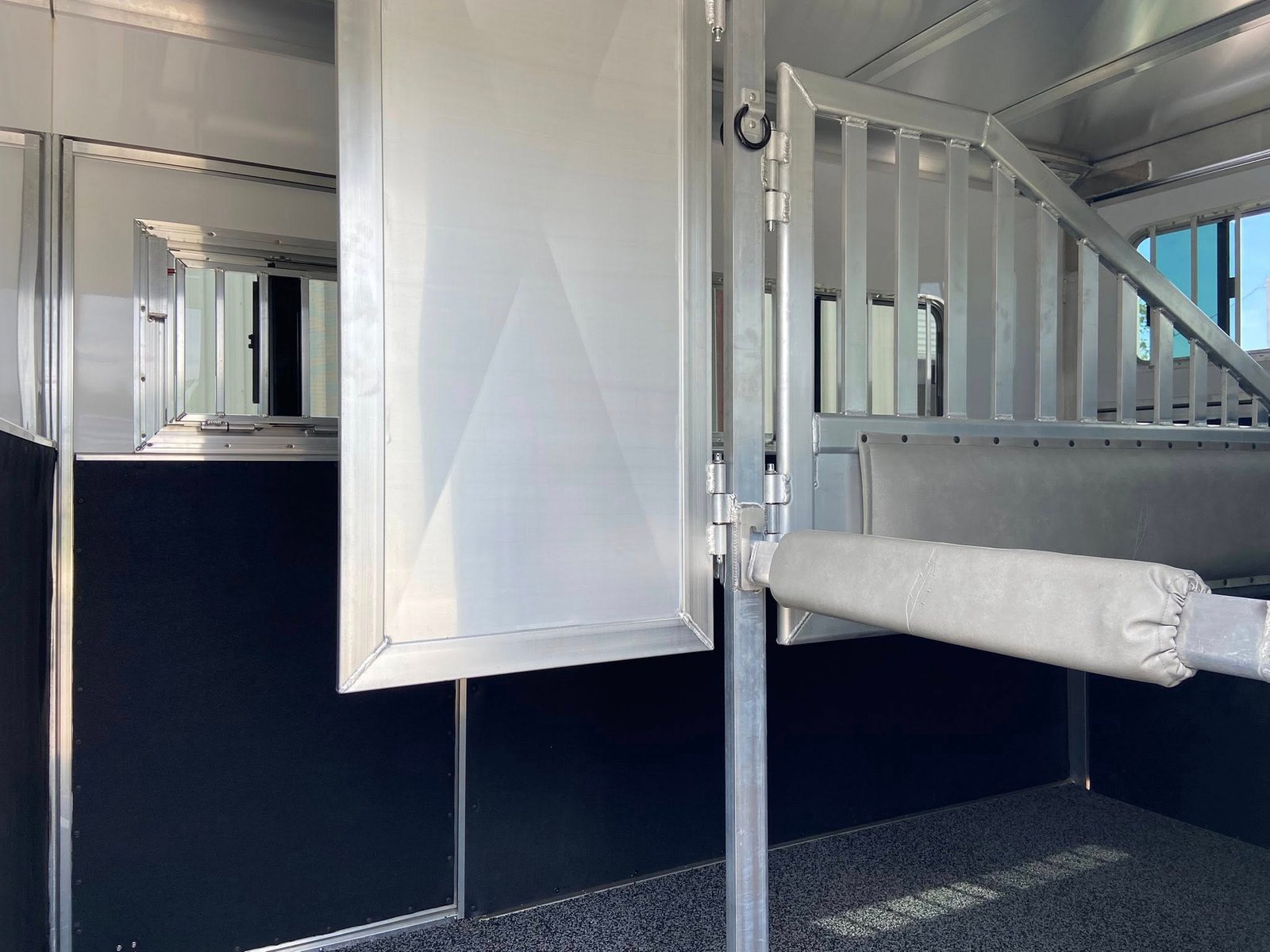 2025 Featherlite 9407 2-Horse Straight Load Aluminum Bumper Pull Horse Trailer - Image 6