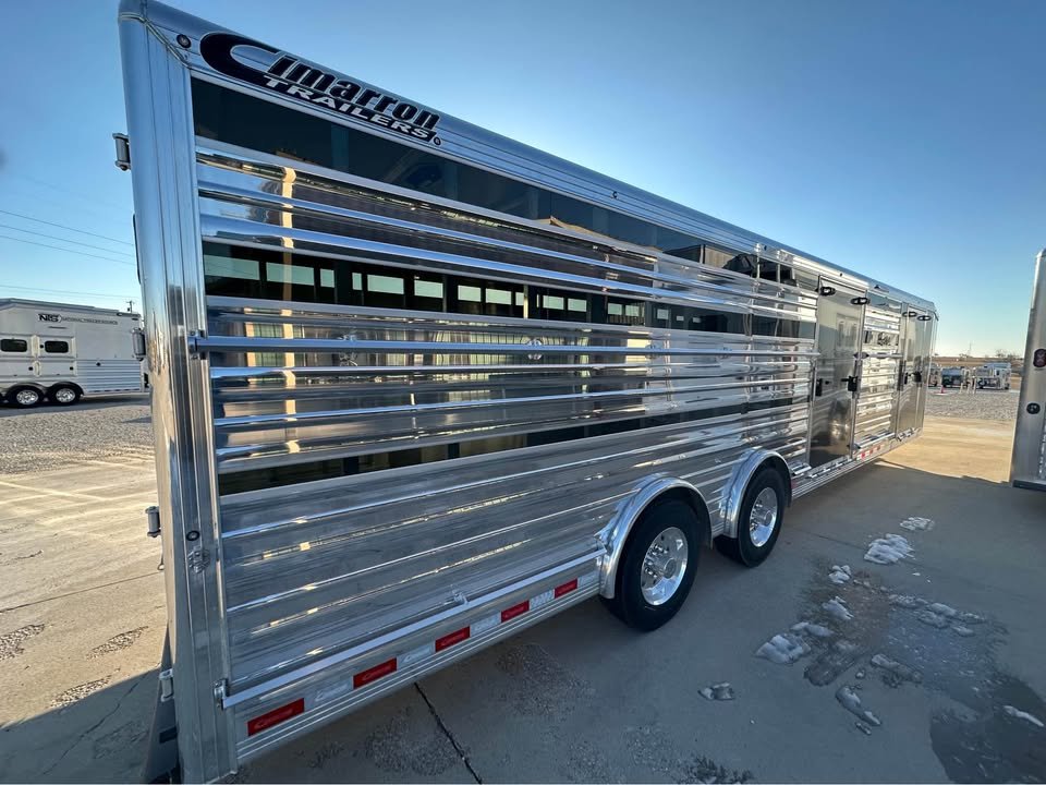 Polished aluminum side slats on a 30-foot Cimarron allow for maximum airflow and ventilation