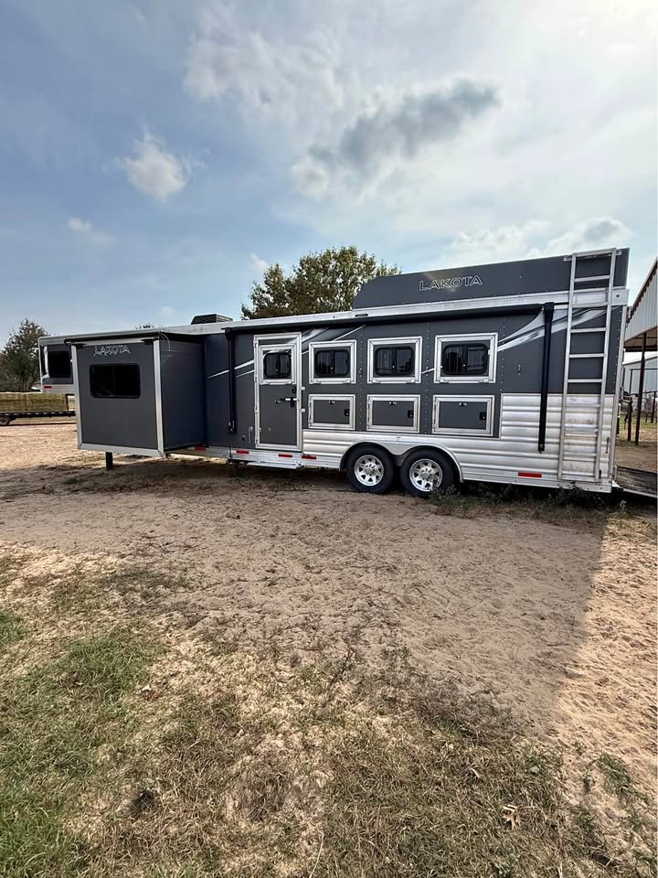 Best horse trailer with living quarters for weekend shows