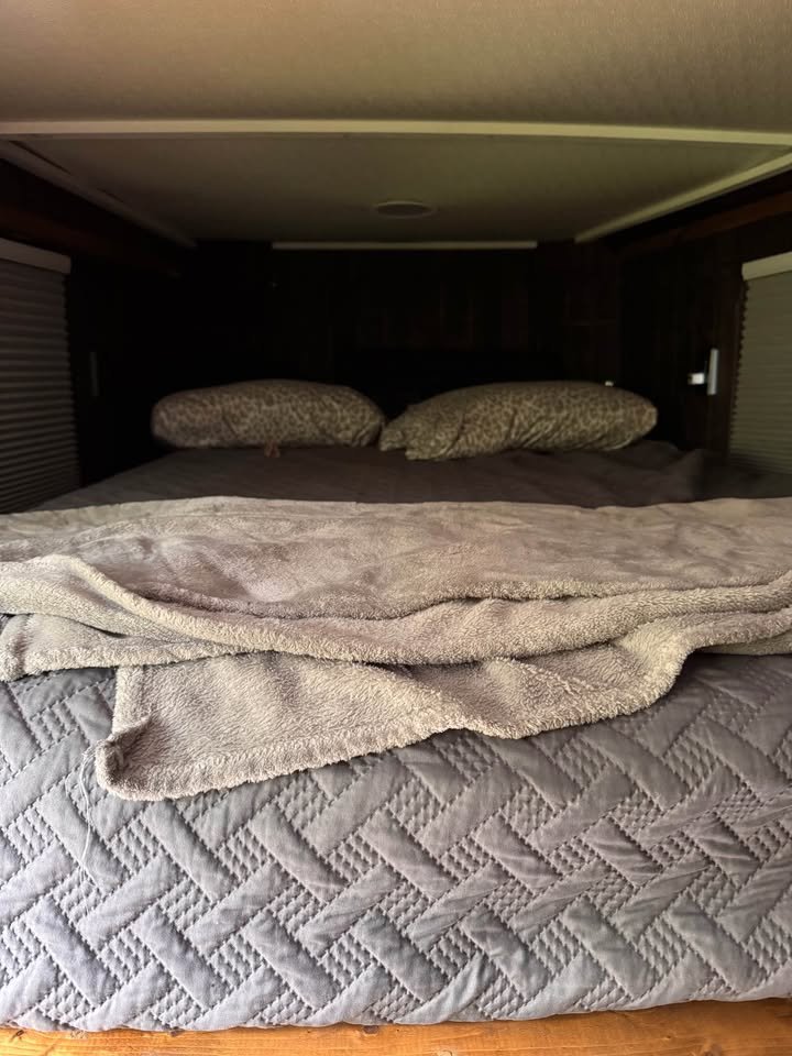 2008 Featherlite 4-Horse Slant Load Gooseneck with Weekender Living Package - Image 9