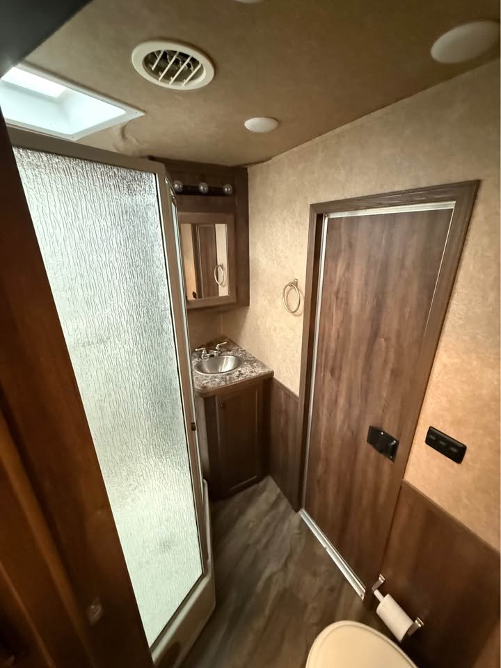 cheap lakota bighorn horse trailer