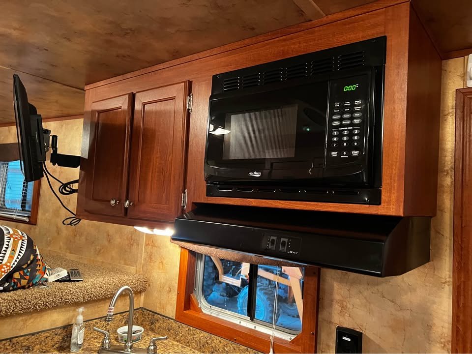 2016 Exiss Stock with Living Quarters Horse Trailer - Image 7