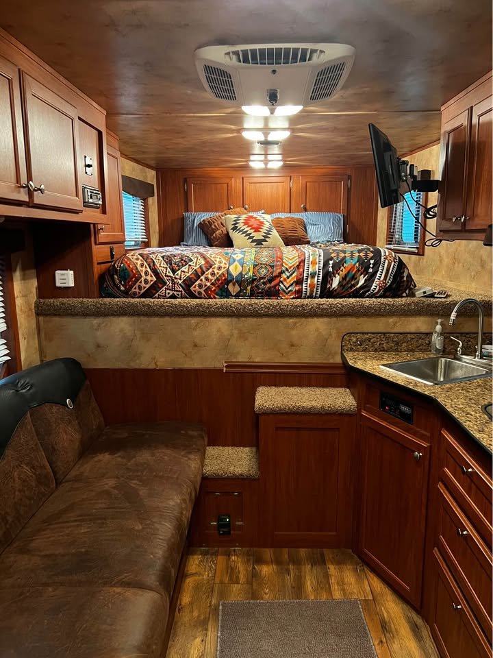 2016 Exiss Stock with Living Quarters Horse Trailer - Image 9