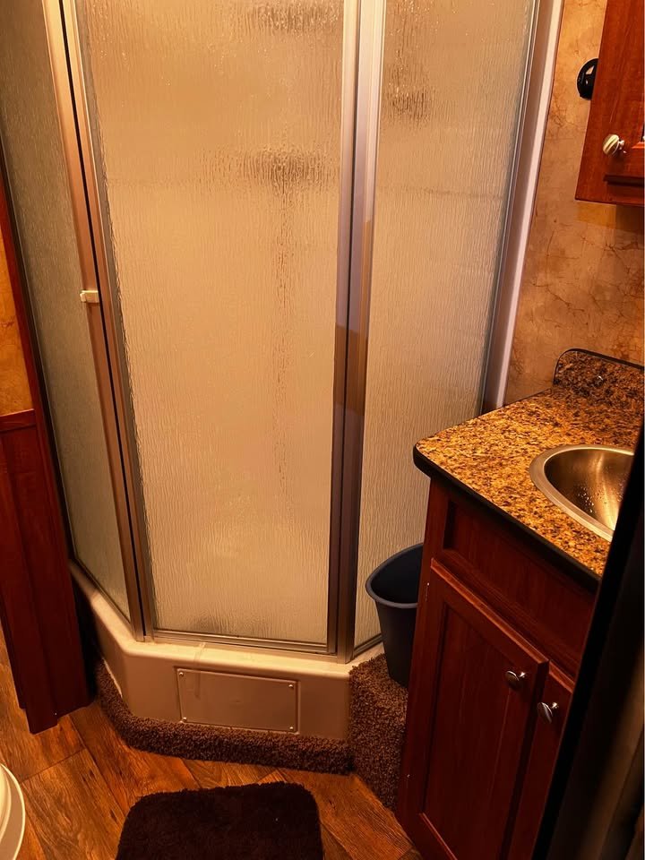 2016 Exiss Stock with Living Quarters Horse Trailer - Image 11