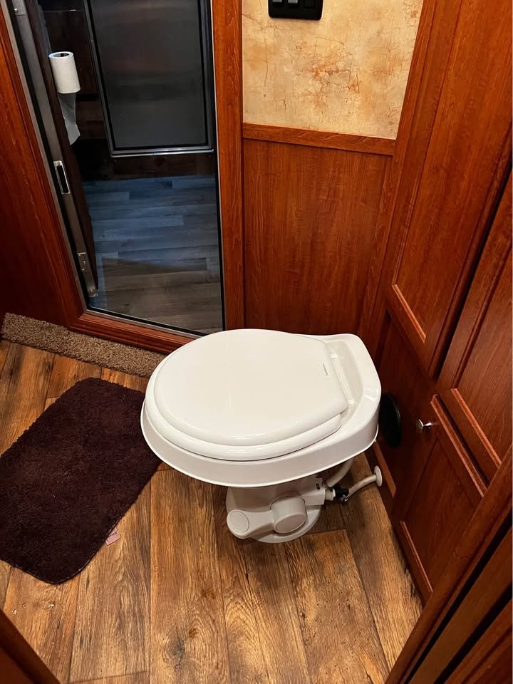 2016 Exiss Stock with Living Quarters Horse Trailer - Image 14