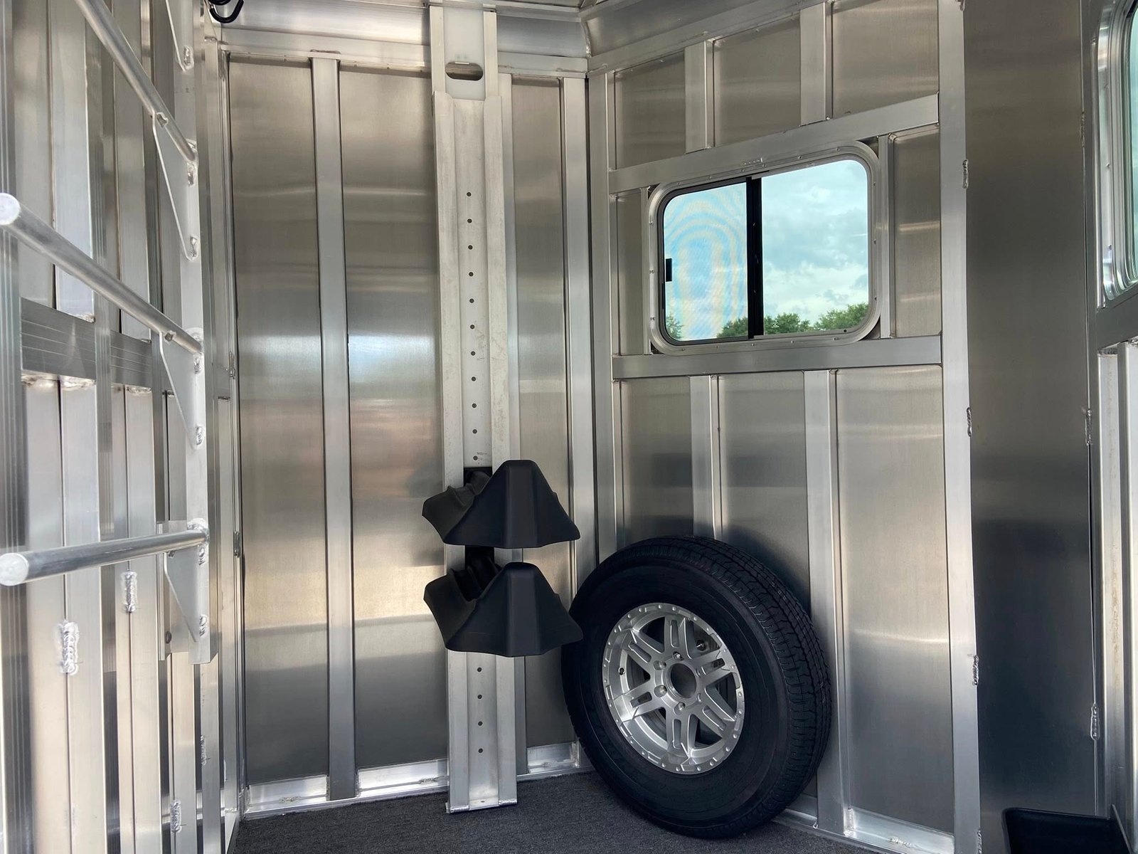 2025 Featherlite 9407 2-Horse Straight Load Aluminum Bumper Pull Horse Trailer - Image 8
