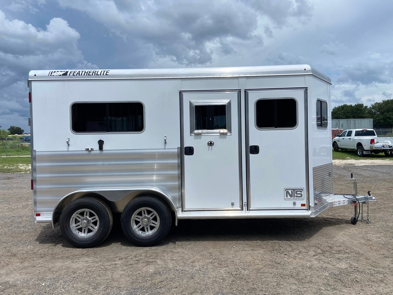2025 Featherlite 9407 2-Horse Straight Load Aluminum Bumper Pull Horse Trailer - Image 2