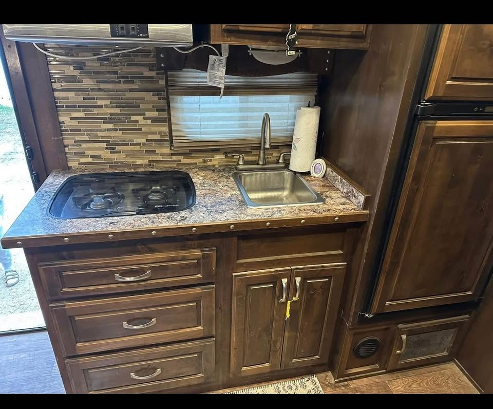 2017 Featherlight Stock Combo trailer with Living Quarters Horse Trailer - Image 2