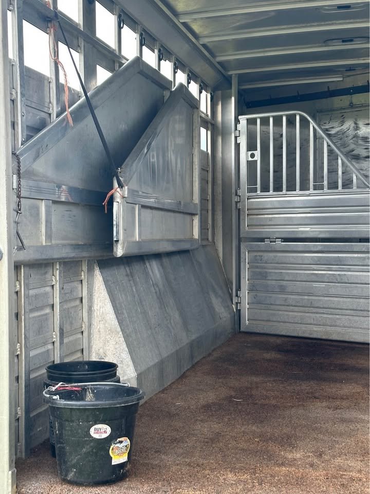 2017 Featherlight Stock Combo trailer with Living Quarters Horse Trailer - Image 5