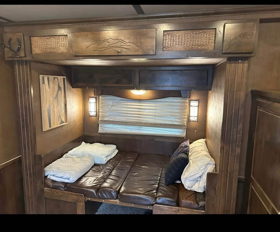 2017 Featherlight Stock Combo trailer with Living Quarters Horse Trailer - Image 6