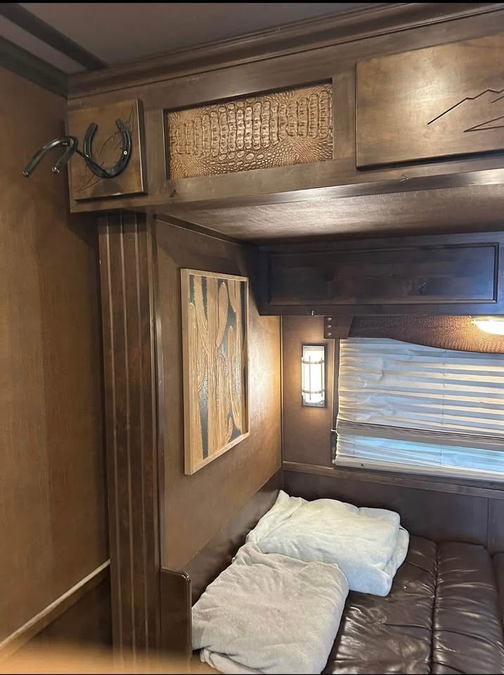 2017 Featherlight Stock Combo trailer with Living Quarters Horse Trailer - Image 9