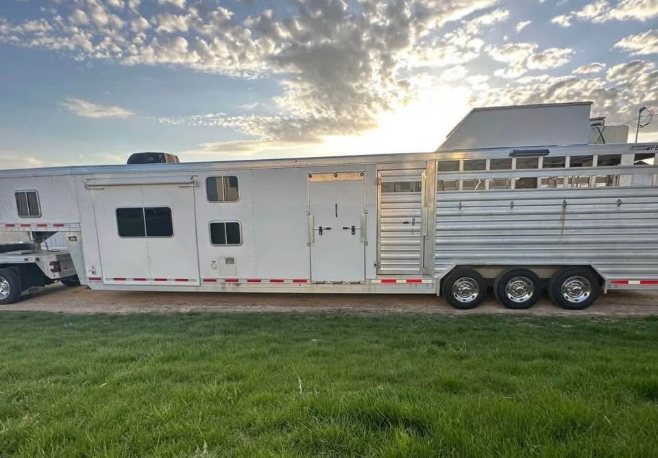 2017 Featherlight Stock Combo trailer with Living Quarters Horse Trailer - Image 10