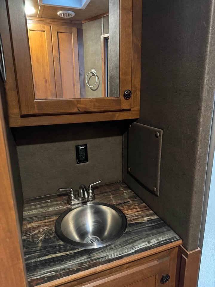 2017 Merhow LiveStock Combo Trailer With Living Quarters - Image 2