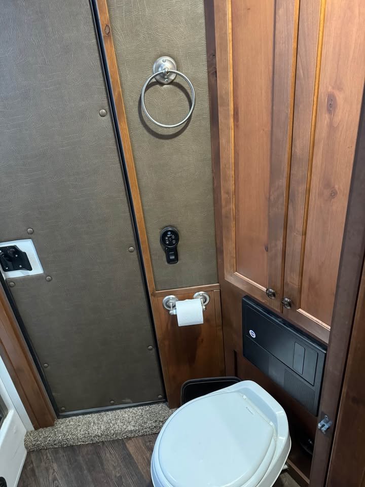 2017 Merhow LiveStock Combo Trailer With Living Quarters - Image 3