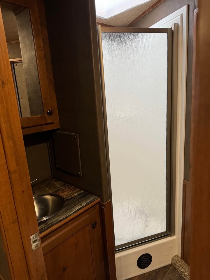 2017 Merhow LiveStock Combo Trailer With Living Quarters - Image 4