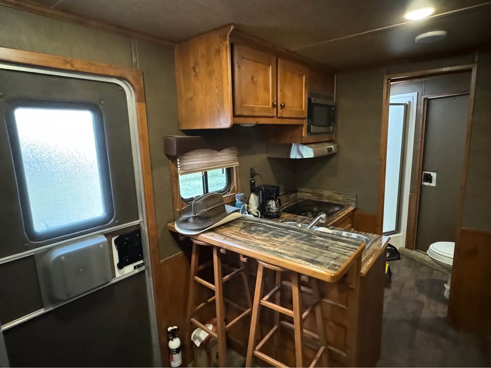 2017 Merhow LiveStock Combo Trailer With Living Quarters - Image 5