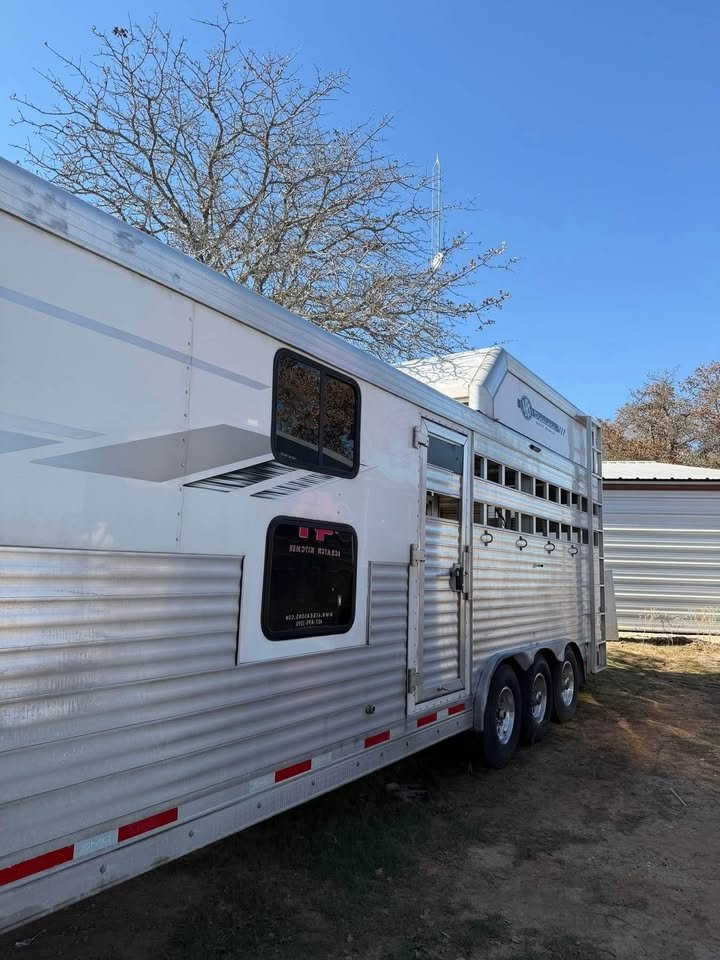 2022 SMC Laramie Stock Combo with Living Quarters Horse Trailer - Image 9